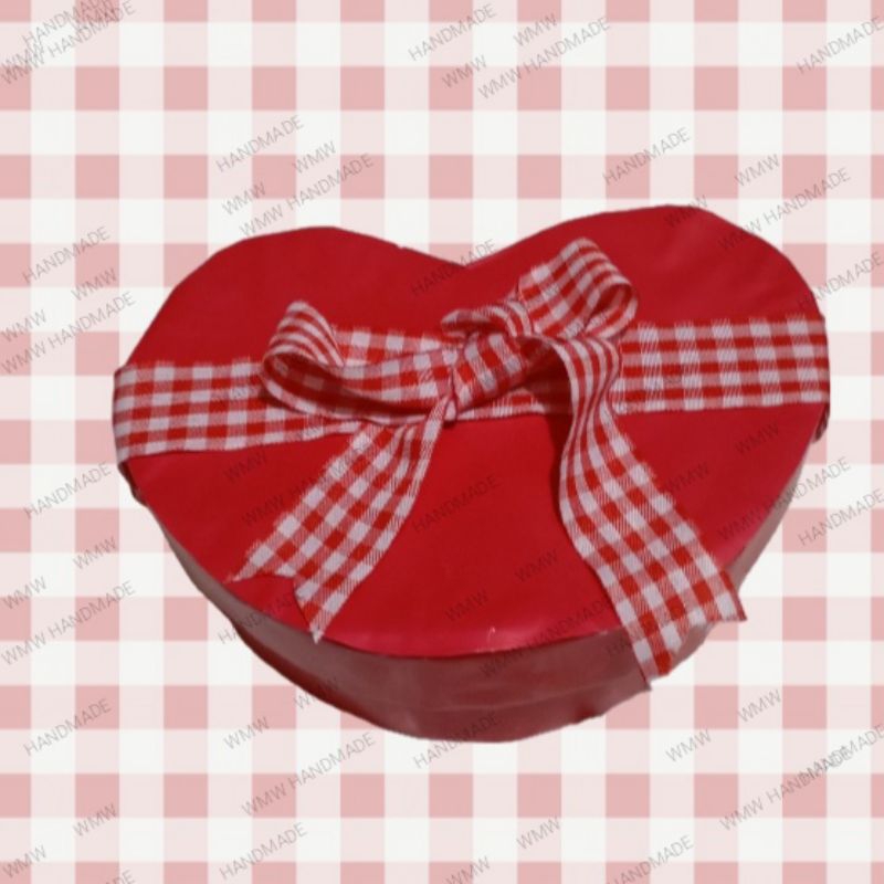 

Box hadiah bentuk bibir LIPS