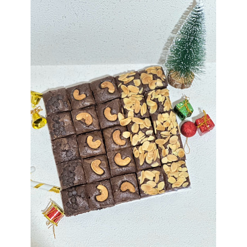 

BROWNIES UKURAN 20x20 PALEMBANG BROWNIES COKLAT CHOCO CHIPS KACANG MEDE ALMOND