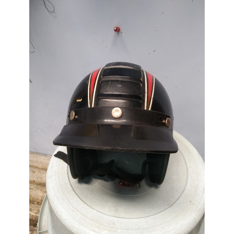 Helm robot ori. Cat & stiker ori, pet gak ori. Kondisi bekas & layak pakai