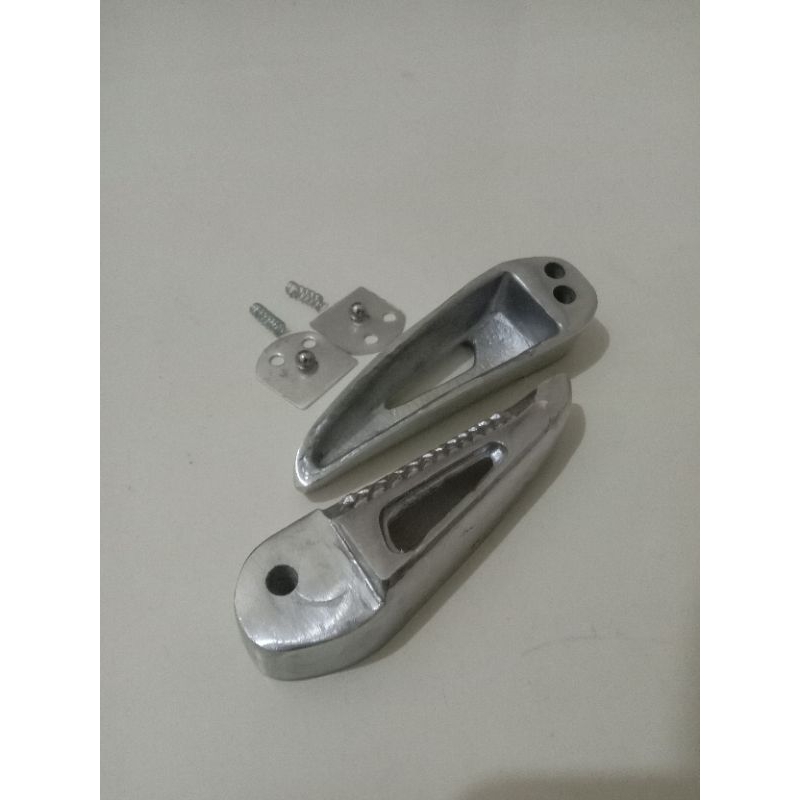 FOOSSTEP BELAKANG SCOOPY FI / FOSTEP PIJAKAN KAKI BELAKNG  SCOOPY FI