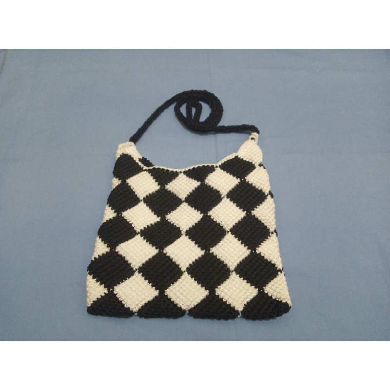 Tas Selempang Rajut Kotak-Kotak Hitam Putih
