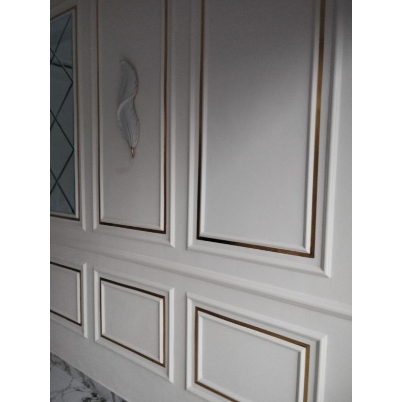 lis molding dinding terpasang