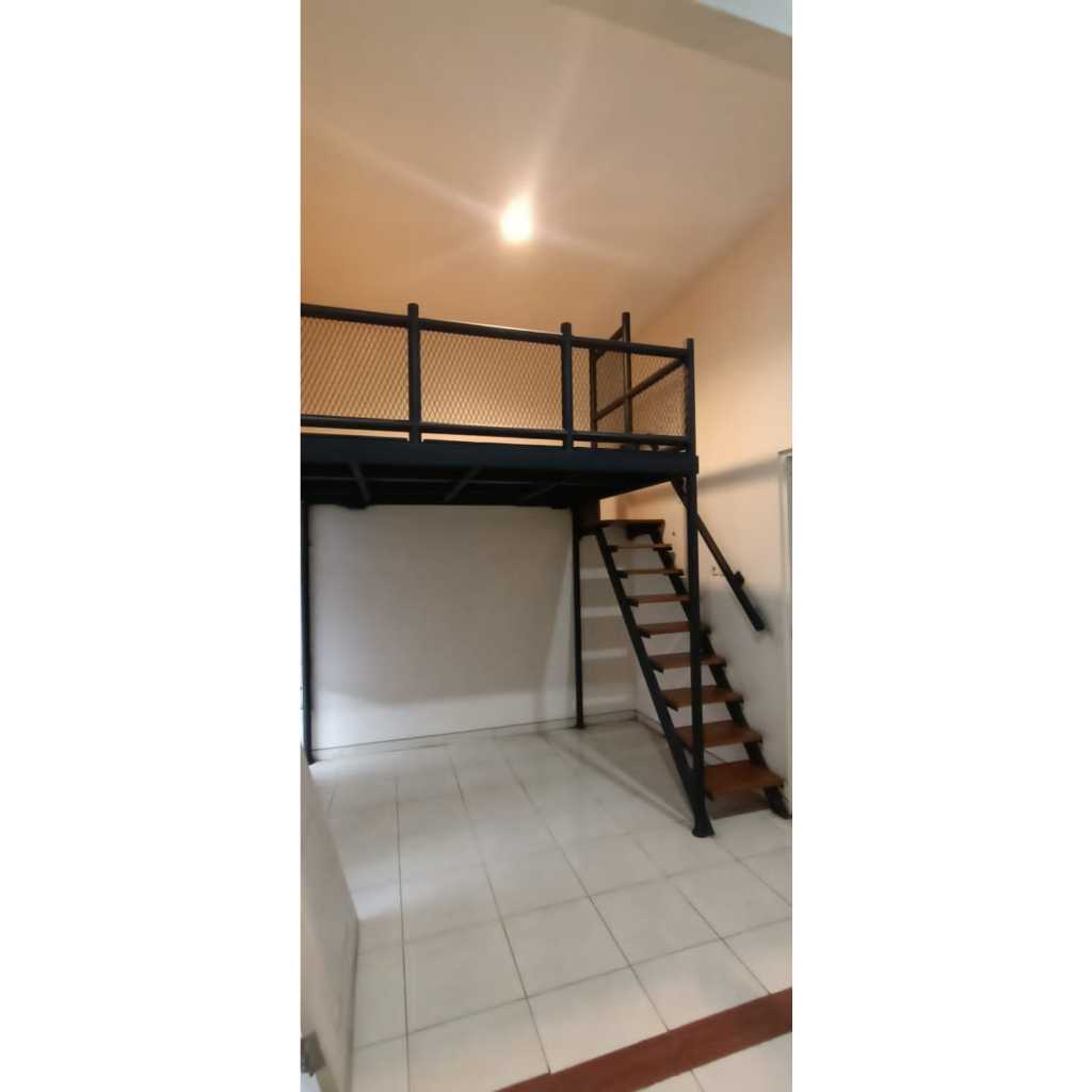 Mezzanine indoor tangga kayu