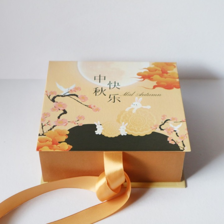 

Mooncake Hampers Hard Box Fancy Import Embossed Paper Kotak Kue Model Buku Board Tebal Ukuran 20 x 20 x 6.5 cm