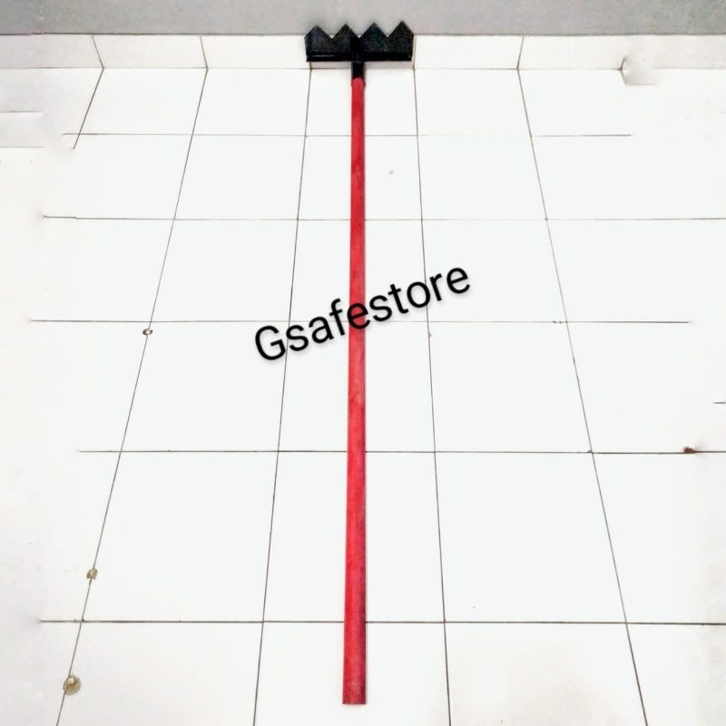 Alat Pemadam Kebakaran Garu Api Tajam Mata 4 Gagang Kayu Dowel/Fire Rake