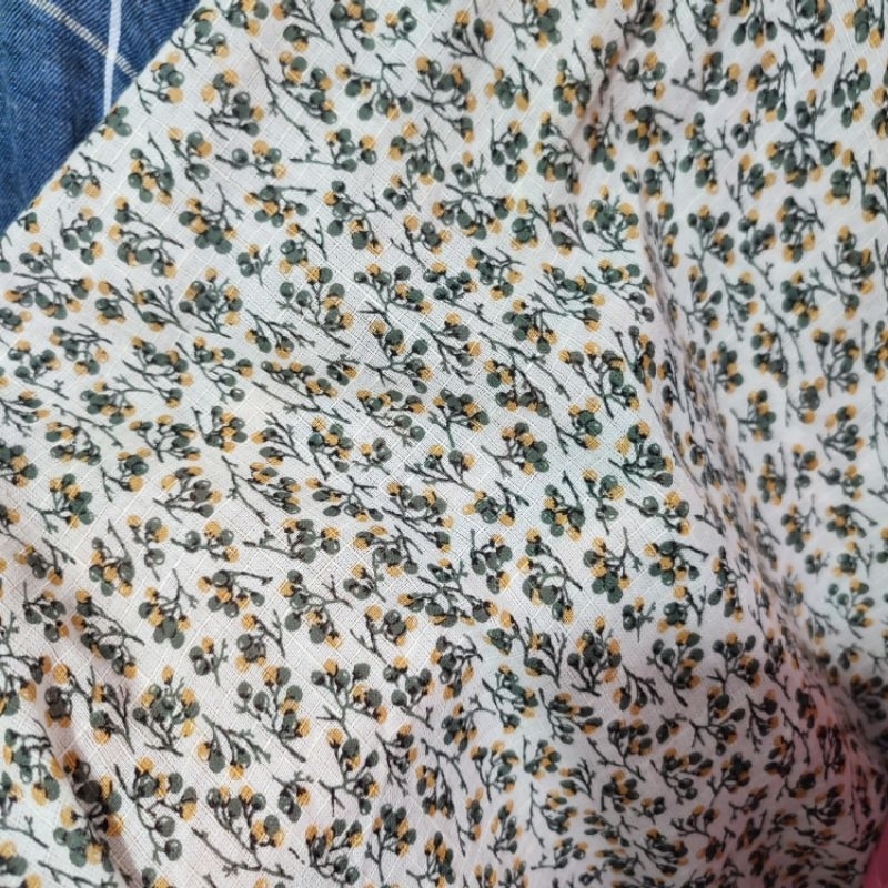 Kain Motif Bunga Putih dan Hijau - kain cotton - bahan kain katun motif bunga - kain kemeja wanita -
