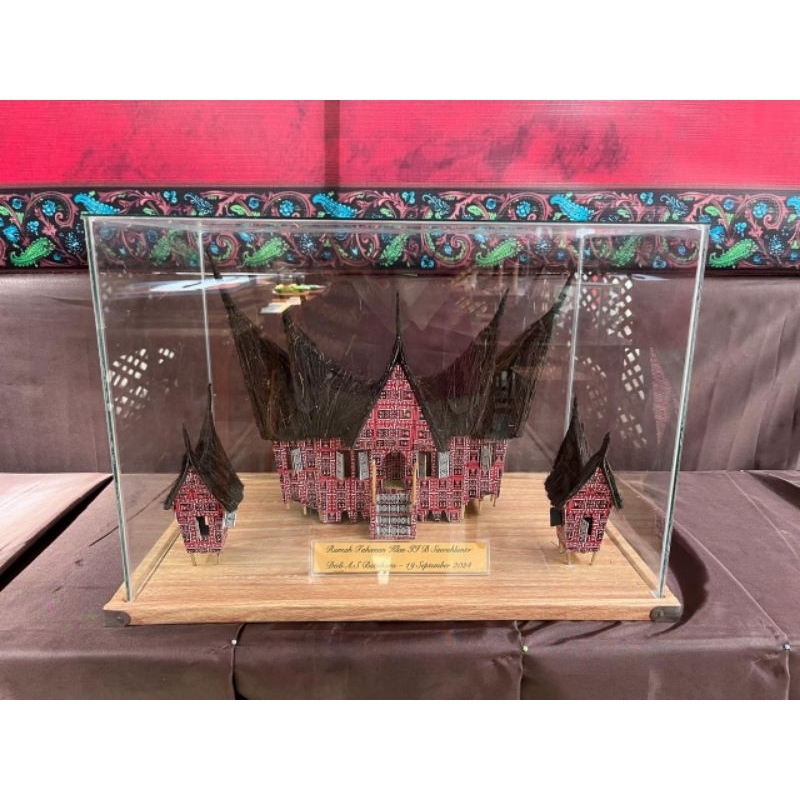 Kerajinan Tangan "Miniatur Rumah Gadang"