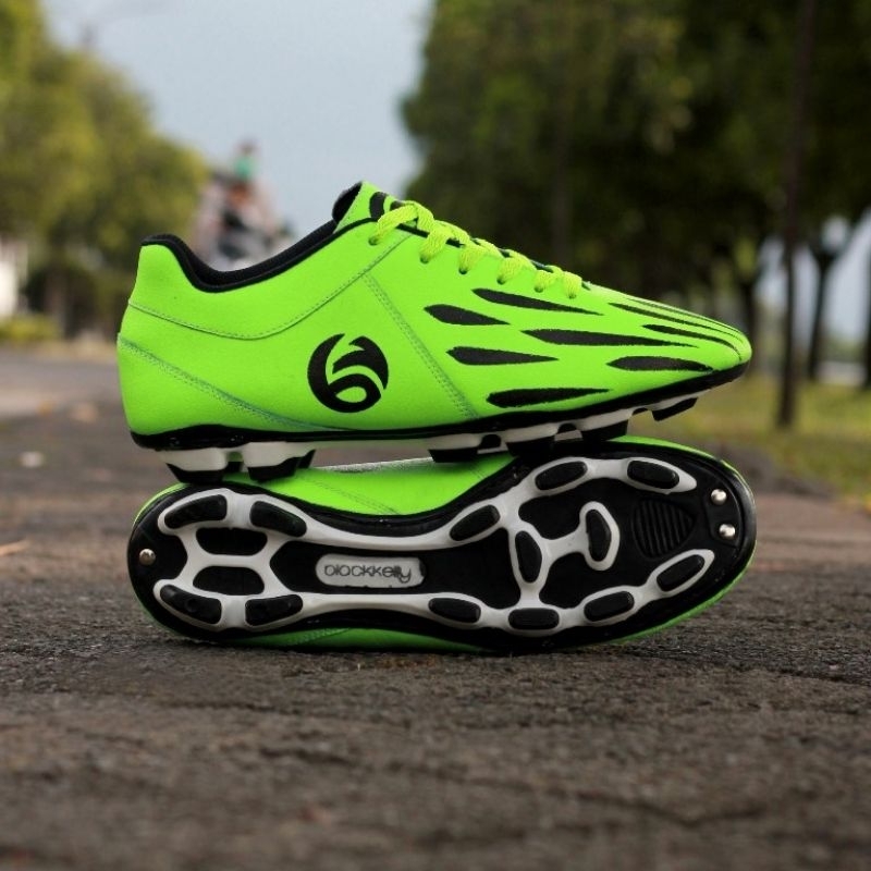 Sepatu sport pria, sepatu bola