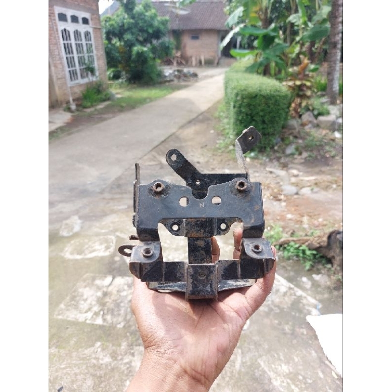 Breket Dudukan Aki Wadah Aki Vario 110 Karbu Original