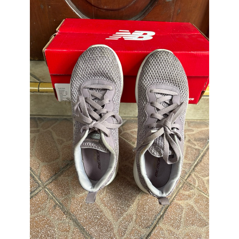 preloved sepatu kets wanita skechers ori ( maaf dus salah )