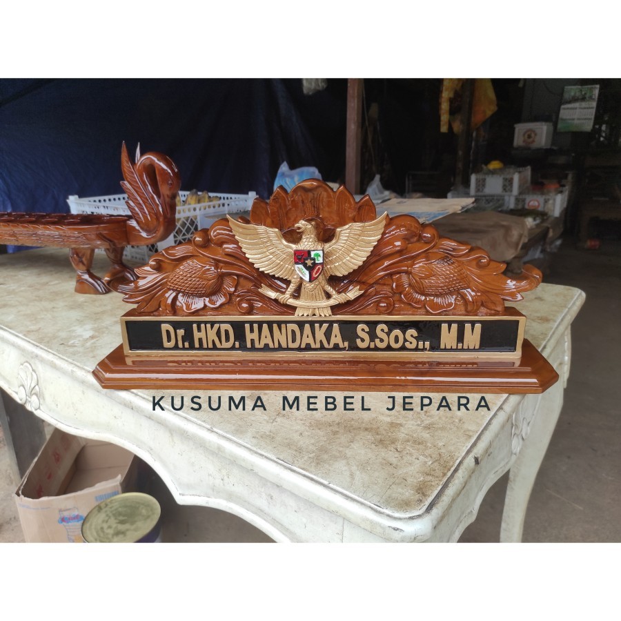 

Papan Nama Meja Kantor Kayu Jati Model Lambang Garuda (Panjang 50cm Lebar 15cm Tinggi 20cm)