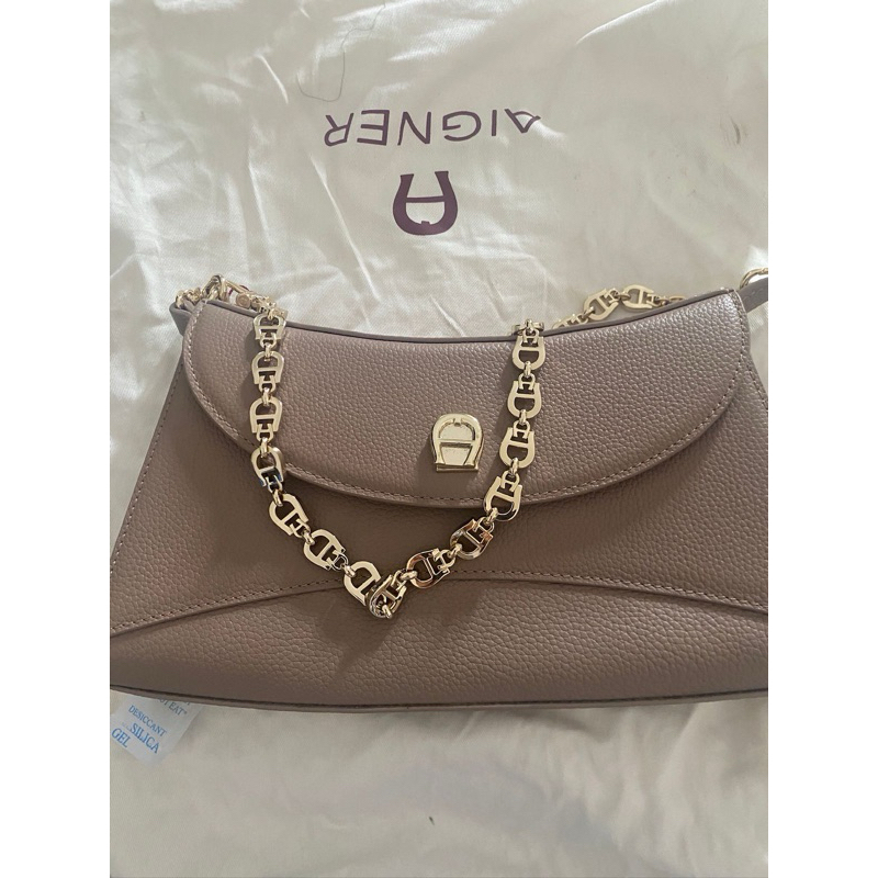 Tas Aigner Wanita dengan Rantai Emas