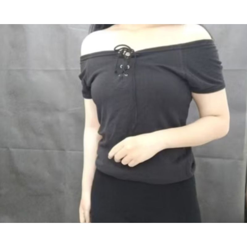 Sabrina kaos preloved hitam