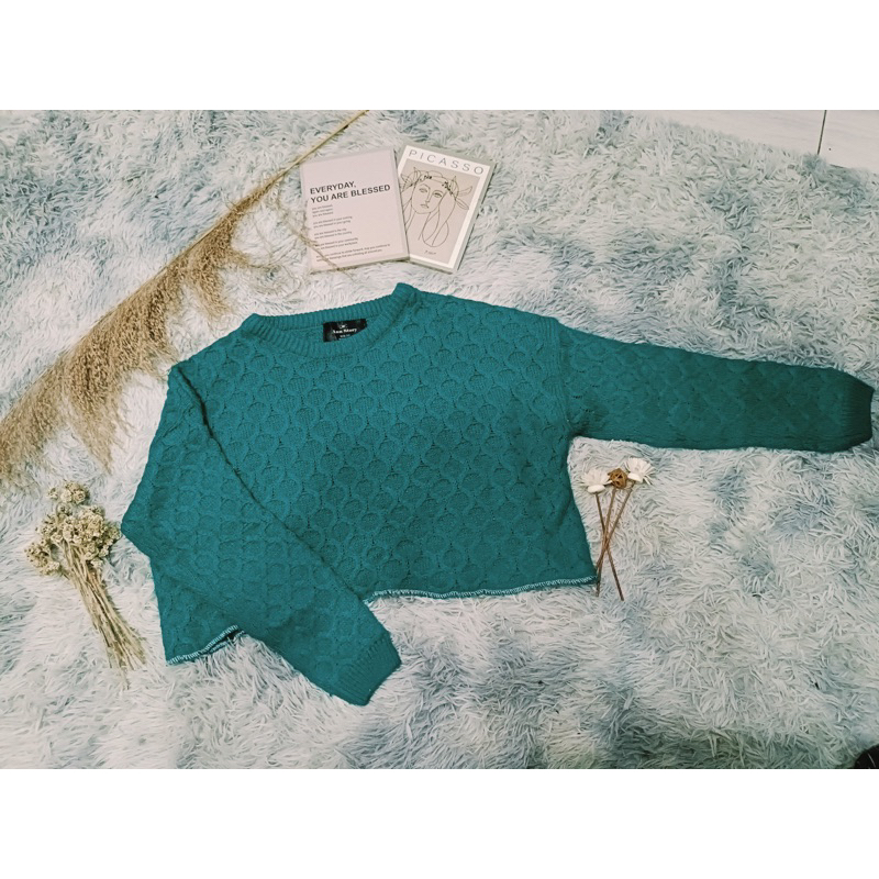 Sweater Hijau dengan Kain Renda