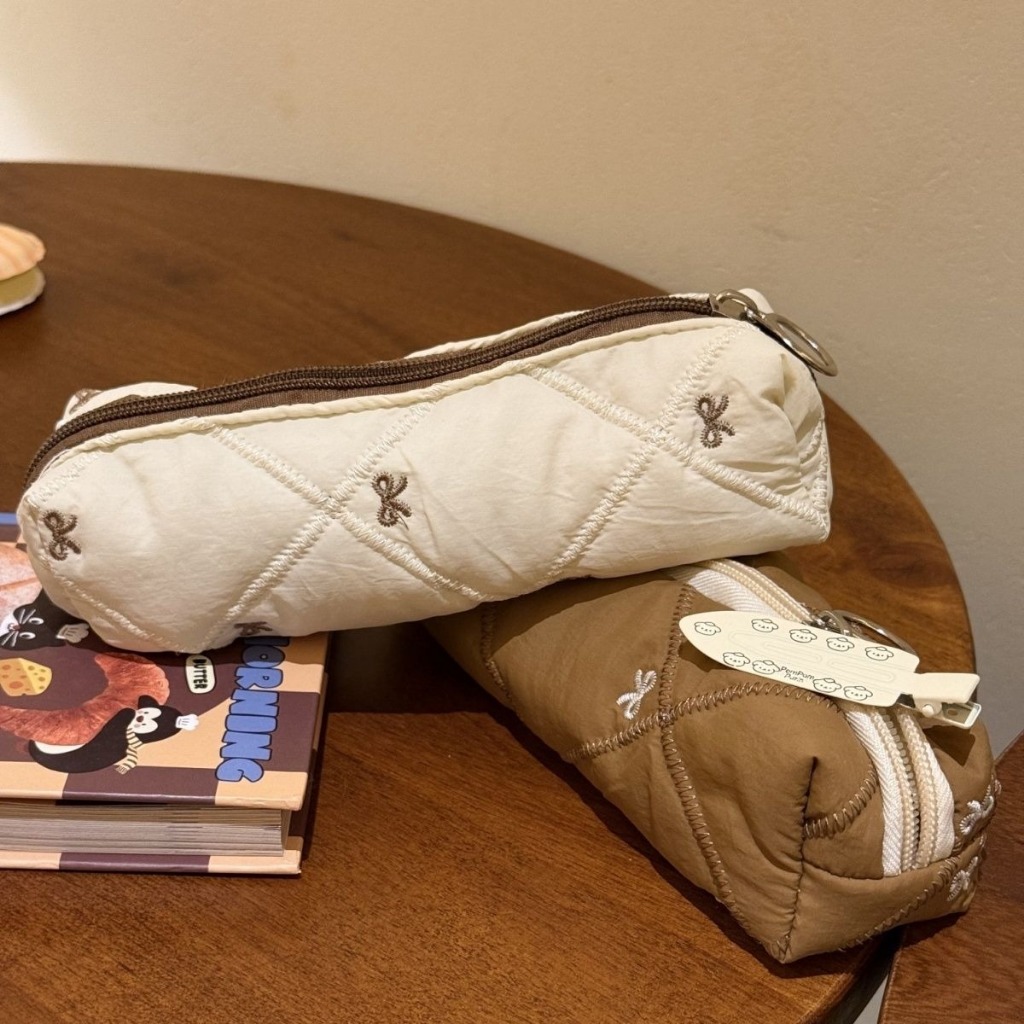 

Winter new texture skin friendly contrasting color large capacity ins female student pencil case super cute soft pencil case