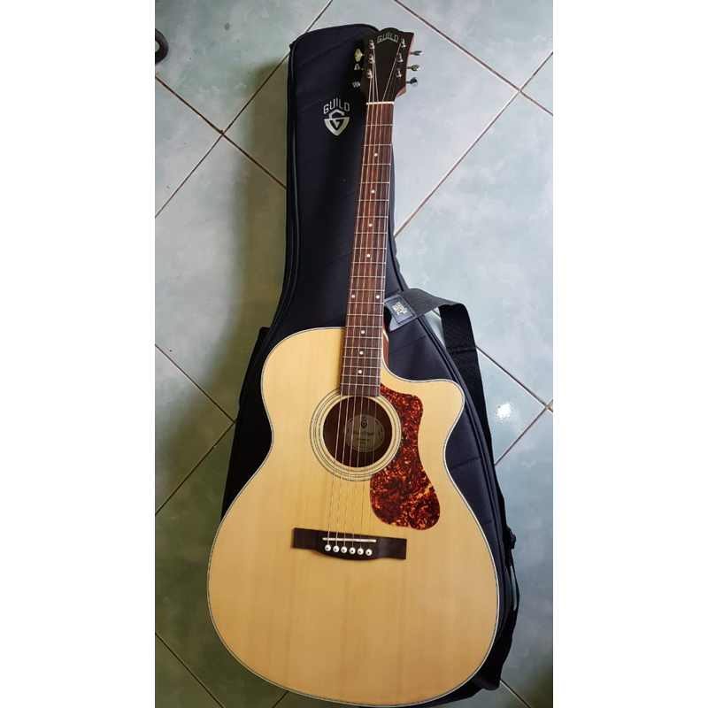 GITAR AKUSTIK GUILD OM240ce