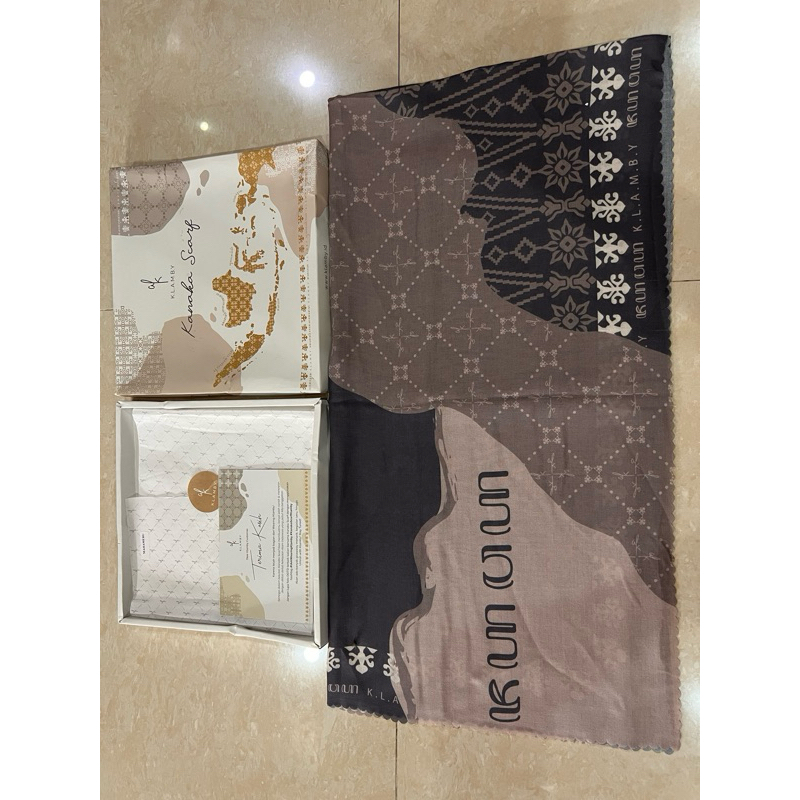 Wearing klamby kanaka scarf Sulawesi prelove