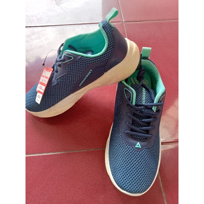 Sepatu sneakers AERO STREET warna navy muda putih