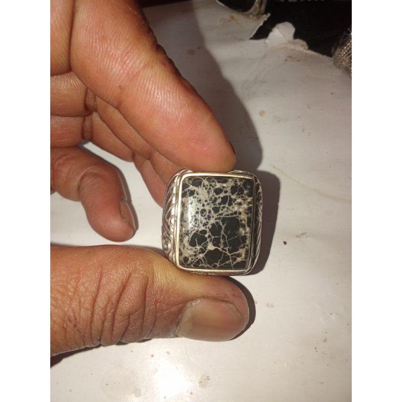 badar besi semeru motif kotak urat putih