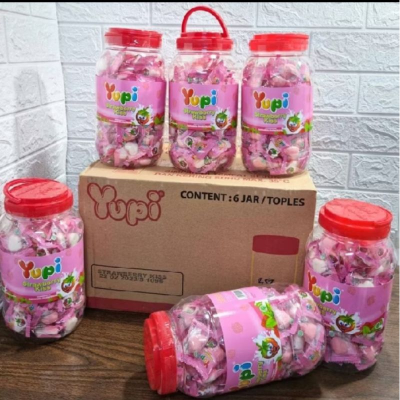 

( DUS / 6 Toples ) - Permen Yupi Strawberry Kiss Jar 300gr isi 6 Toples