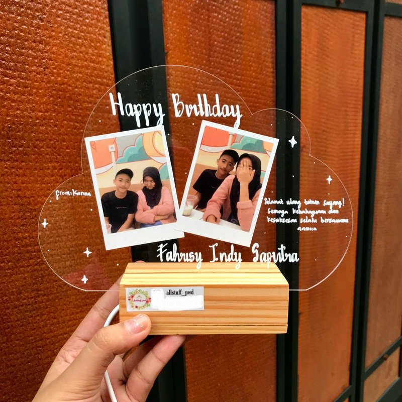 

Kado Akrilik Custom LED polaroid ukuran A5 (21x15cm)