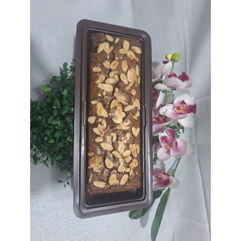 

Brownis coklat tabur almond 30 cm