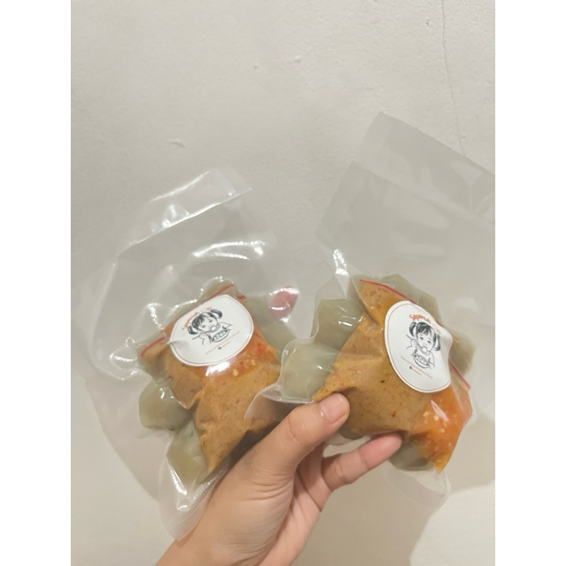 

Cilok isi tetelan daging dengan sambal kacang dari @sepenuhaci