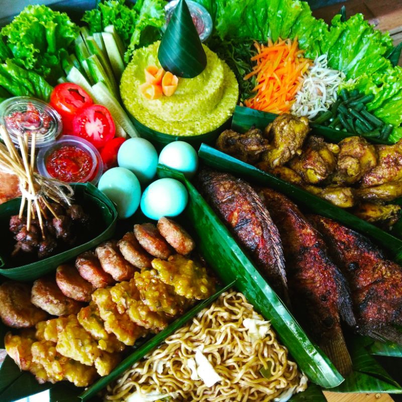 

Tumpeng tampahan nasi kuning PUAS menu komplit mulai dari 5porsi