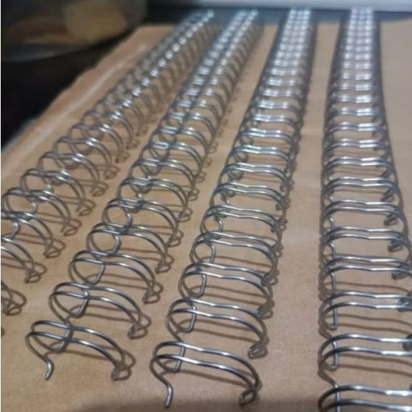 

Ring Jilid Kawat Nomor 12 Spiral 3/4 F4 26 Loops Pitch 2:1 19mm Emas Silver Golden Wire Binding