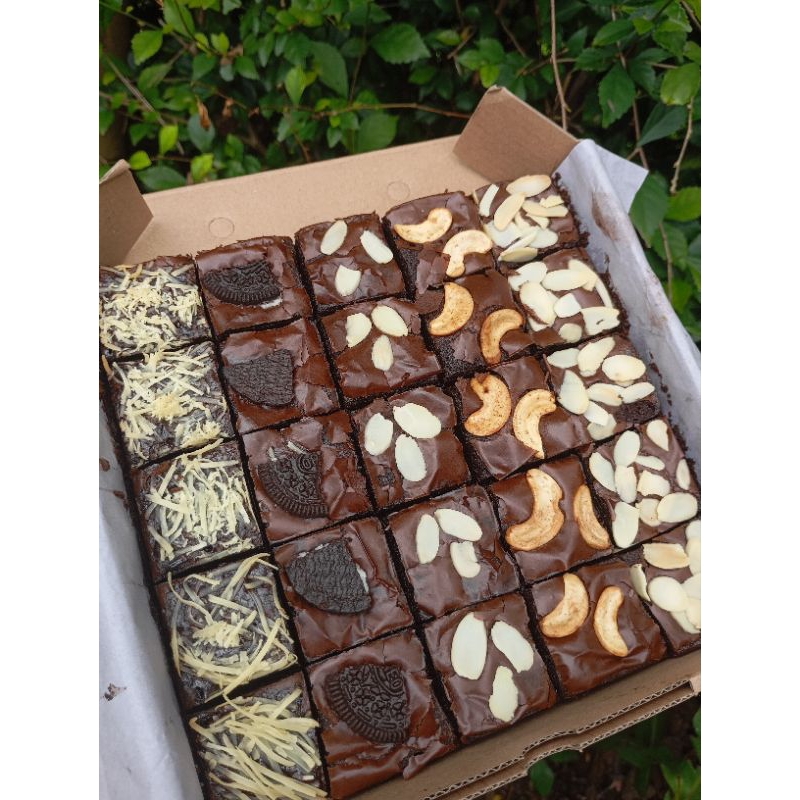 

FUDGY BROWNIES PANGGANG NYOKLAT 20×20 ISI 25 SEKAT