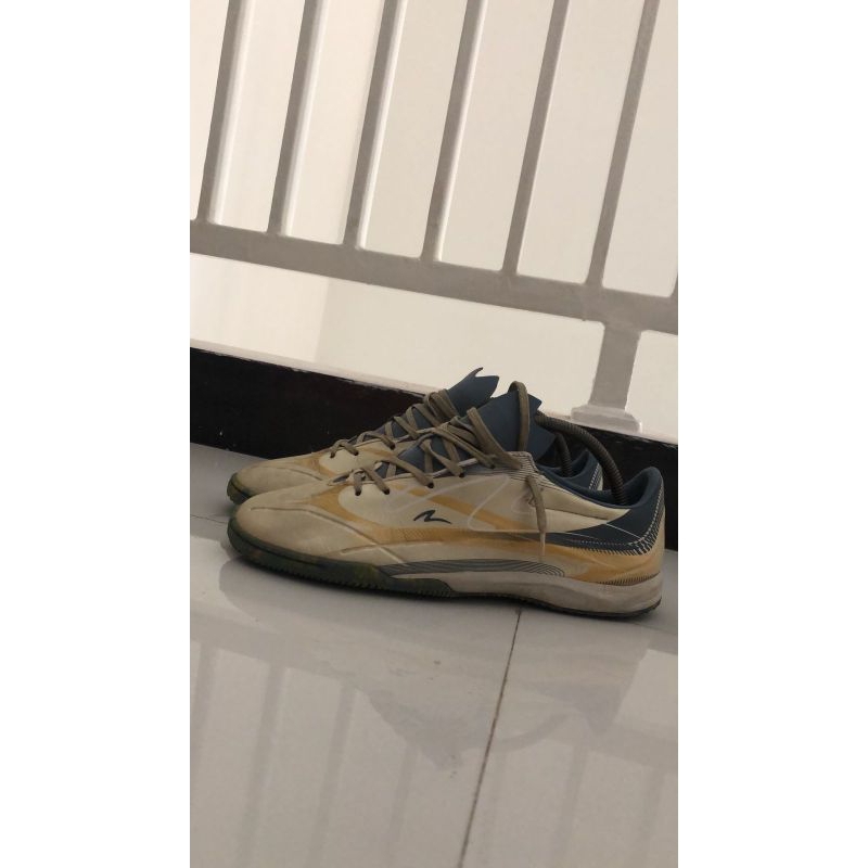 sepatu futsal second galactica