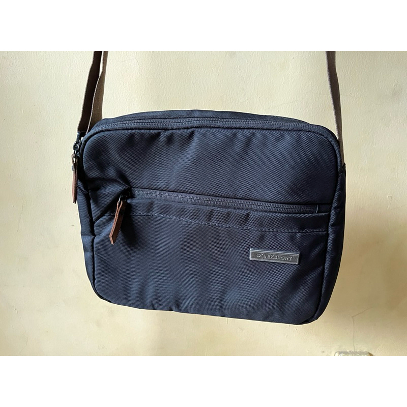 Tas Eksport Slingbag Hitam / preloved sling bag / bukan uniqlo / tas hitam / tas murah / banyak kant