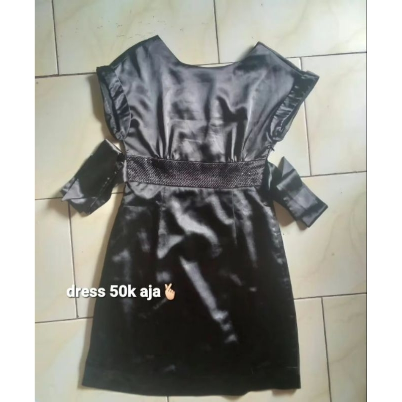 dress hitam satin