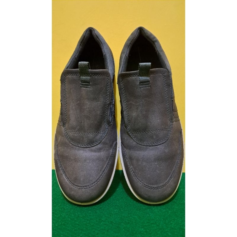 Sepatu slip on Ecco