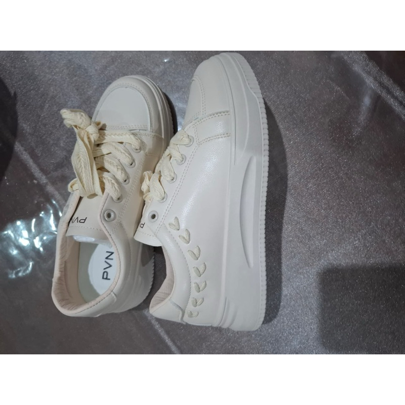 Sepatu Sneakers Putih PVN