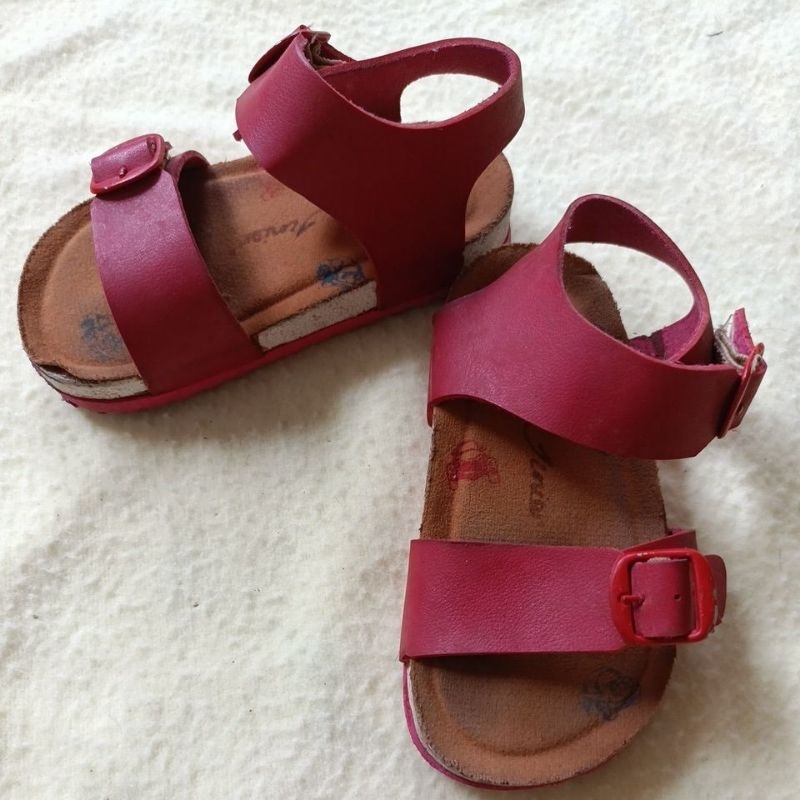 Sepatu sandal anak perempuan preloved sepatu sandal anak Yongki junior preloved