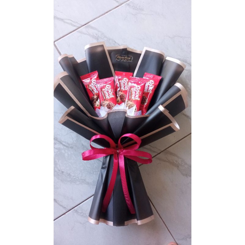 

Buket Bunga Snack Good Time Merah Hitam