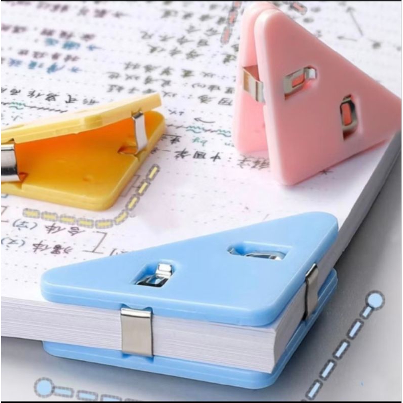 

Paper Clip Segitiga Warna-Warni Klip Sudut Penjepit Buku Akrilik Penjepit Kertas Binder Plastik Clips Book & Paper Corner Perlengkapan Kantor dan Sekolah.