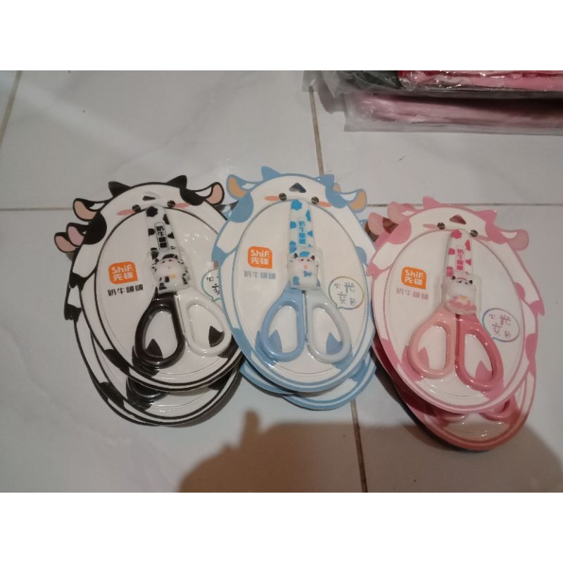 

GUNTING ANAK KARAKTER