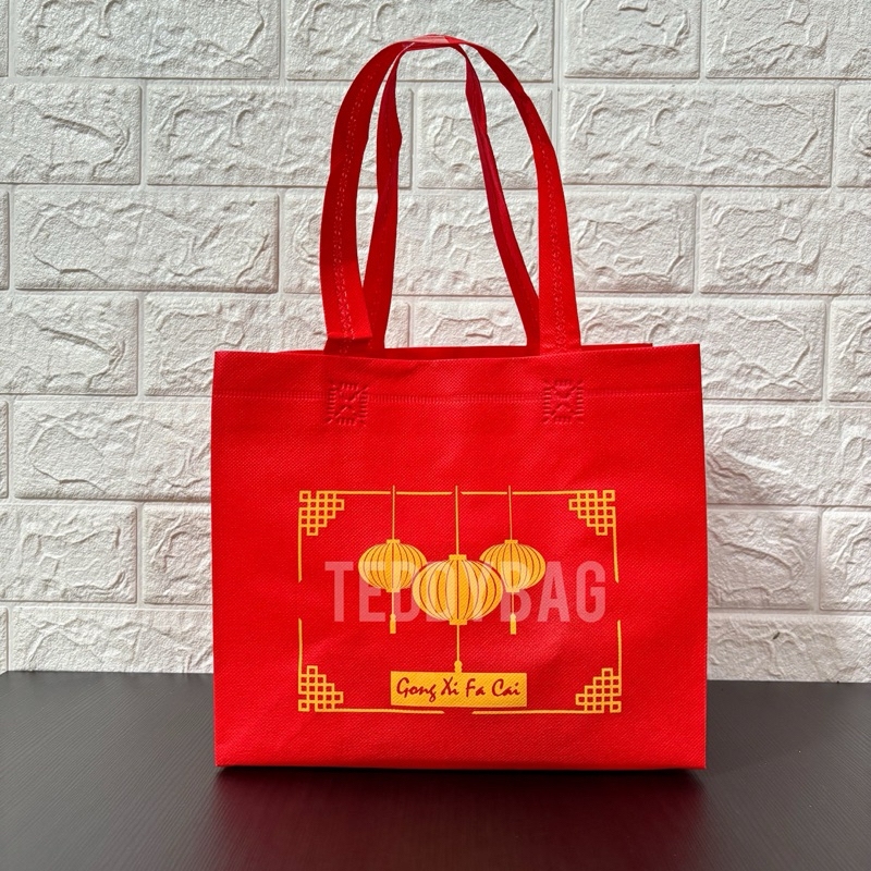 

TAS SPUNBOND BROWNIES IMLEK BOX UKURAN 22x25x12cm - GOODIE BAG SABLON HAMPERS CHINESE NEW YEAR - TAS KAIN MERAH - PAPERBAG KOTAK KUE CNY - Tas Kue Imlek Tas Kue Chinese New Year - Tas Hamper Kue Kotak Persegi - Sablon Goodie bag spunbond