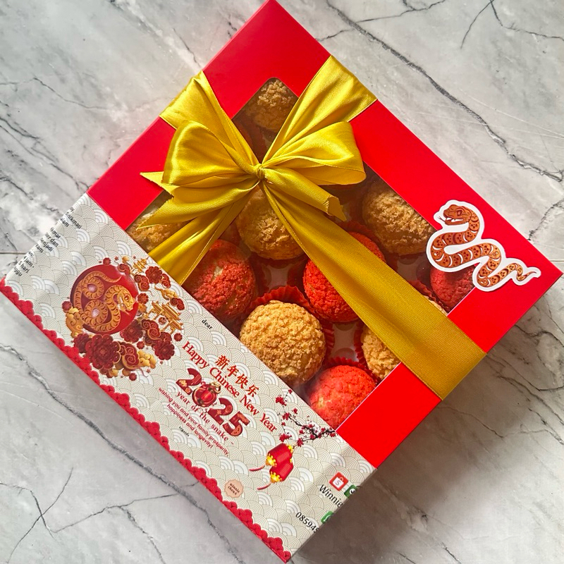 

[Dikirim Sesuai Tgl yang Dipilih) Chinese New Year Hampers / Imlek Hampers / Sinchia / CNY Gift Choux au Craquelin/ sus/ creampuff isi 16 pcs