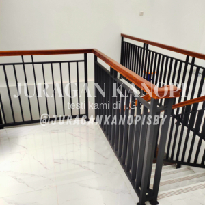 Railing tangga terpasang / Railing pegangan kayu minimalis
