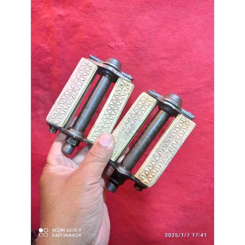 pedal putih sepeda onthel basical tua