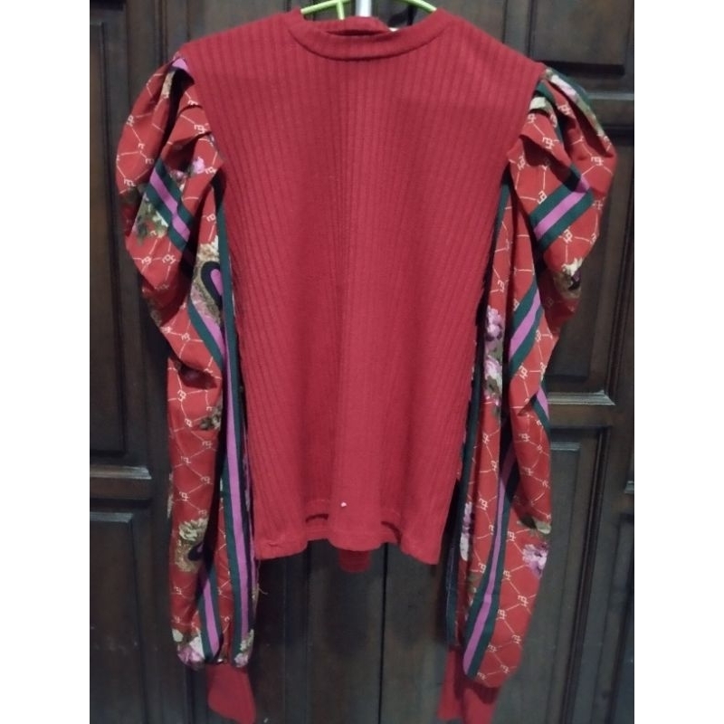 Kaos knit Merah Motif Bunga Lengan Balon Panjang