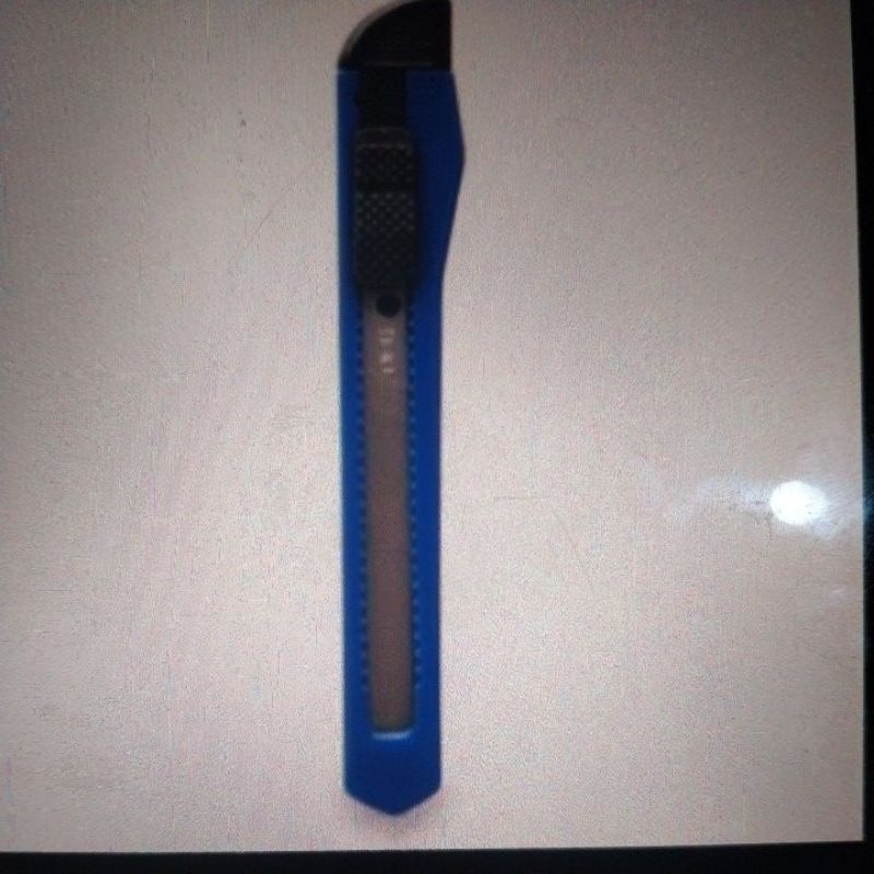 

deli cutter /pisau pemotong auto_lock system pisau tajam