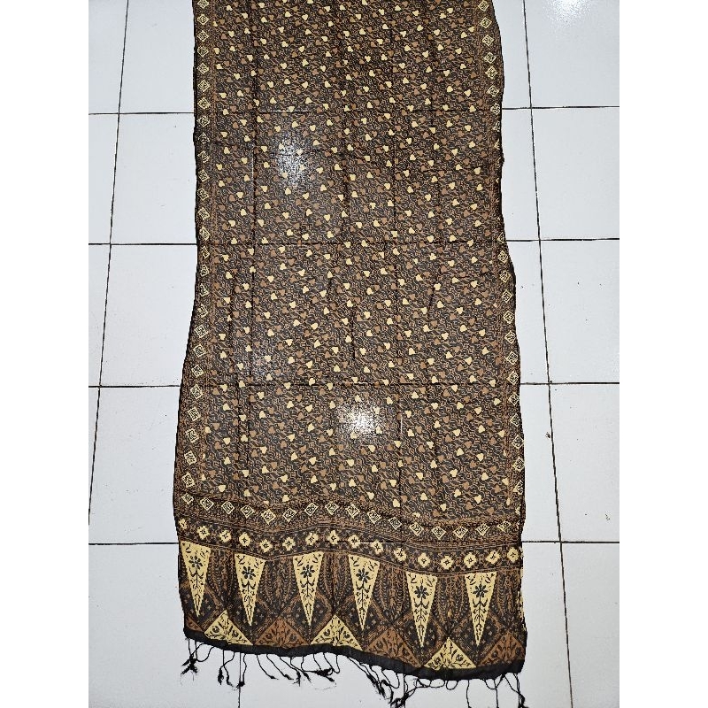 Selendang Batik Tulis bahan Semi Sutra motif tumpal