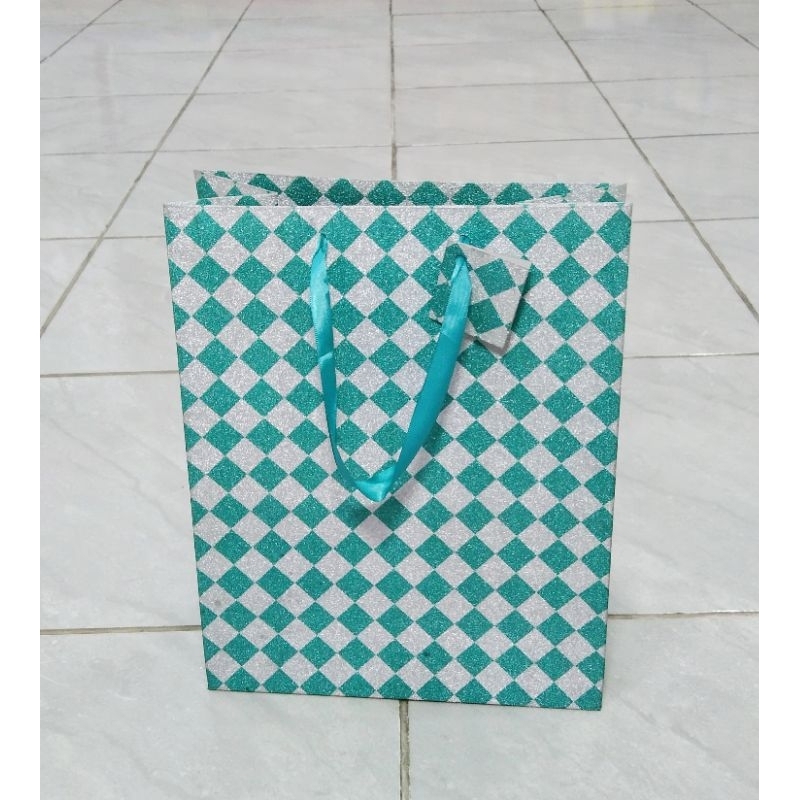 

PAPER BAG MOTIF KOTAK GLITTER / TAS KADO MOTIF KOTAK GLITTER
