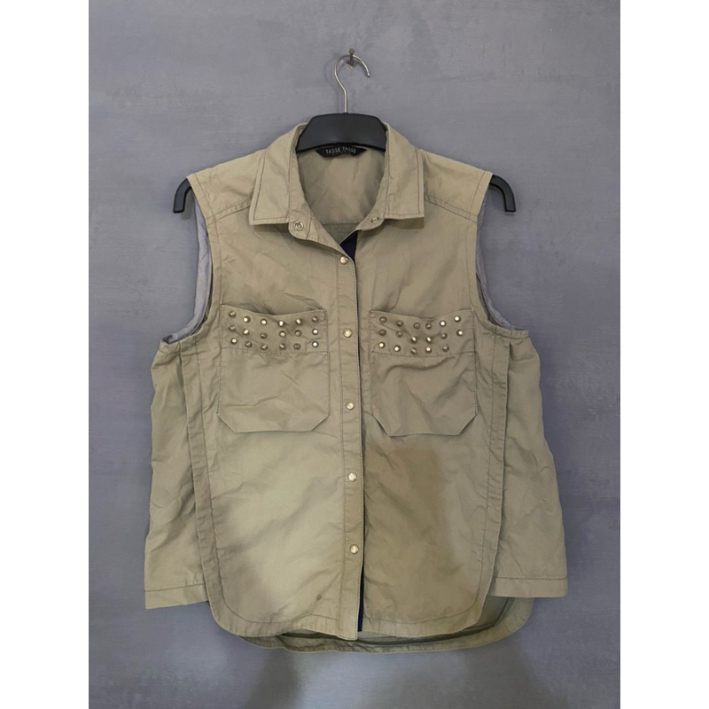 vest/rompi spike ala” punk rock gitu katanya