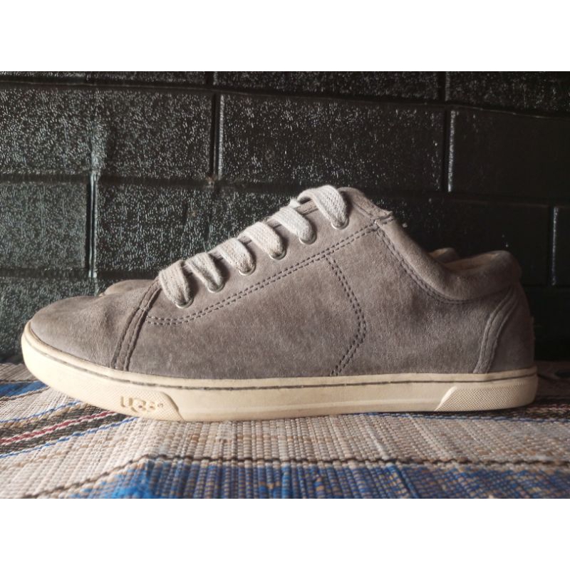 sepatu  sneaker UGG suede