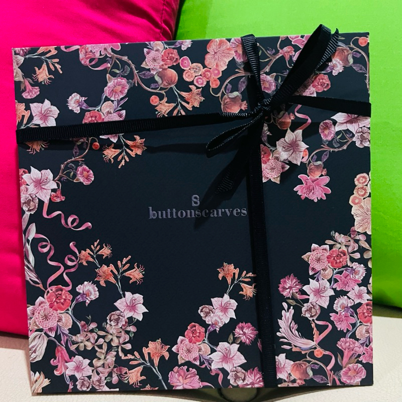 New BUTTONSCARVES Farra Hampers Prayer Robe Black Petunia The Tapis Square Caviar